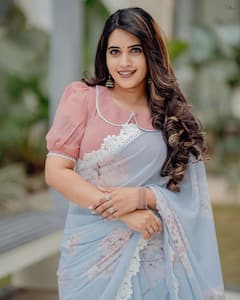 Anchor Sravanthi: చీరలో యాంకర్ స్రవంతి- ముసి ముసి నవ్వులతో మెస్మరైజ్