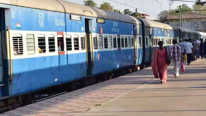 મુસાફરોની સુવિધા અનુસાર, વિવિધ શ્રેણીઓમાં રેલવેની ટિકિટ હોય છે. જેમાં એસી, સ્લીપર અને જનરલ ત્રણેયનો સમાવેશ થાય છે.એસી અને સ્લીપર કોચની ટિકિટ જનરલ કોચની ટિકિટ કરતાં મોંઘી છે. તેથી, બધા મુસાફરો રિઝર્વેશન કર્યા પછી એસી અને સ્લીપરમાં મુસાફરી કરી શકતા નથી.