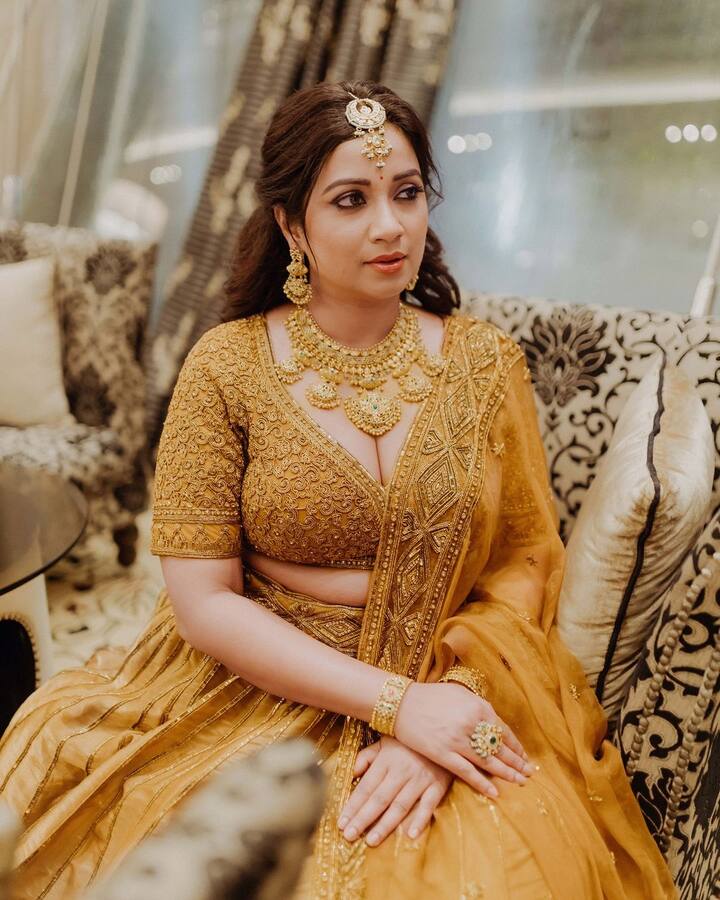పెళ్లికి ముందు సన్నగా నాజూగ్గా ఉన్న శ్రేయా.. పిల్లలయ్యాక బొద్దుగా మారిపోయింది. Photo Credit: shreyaghoshal/Instagram