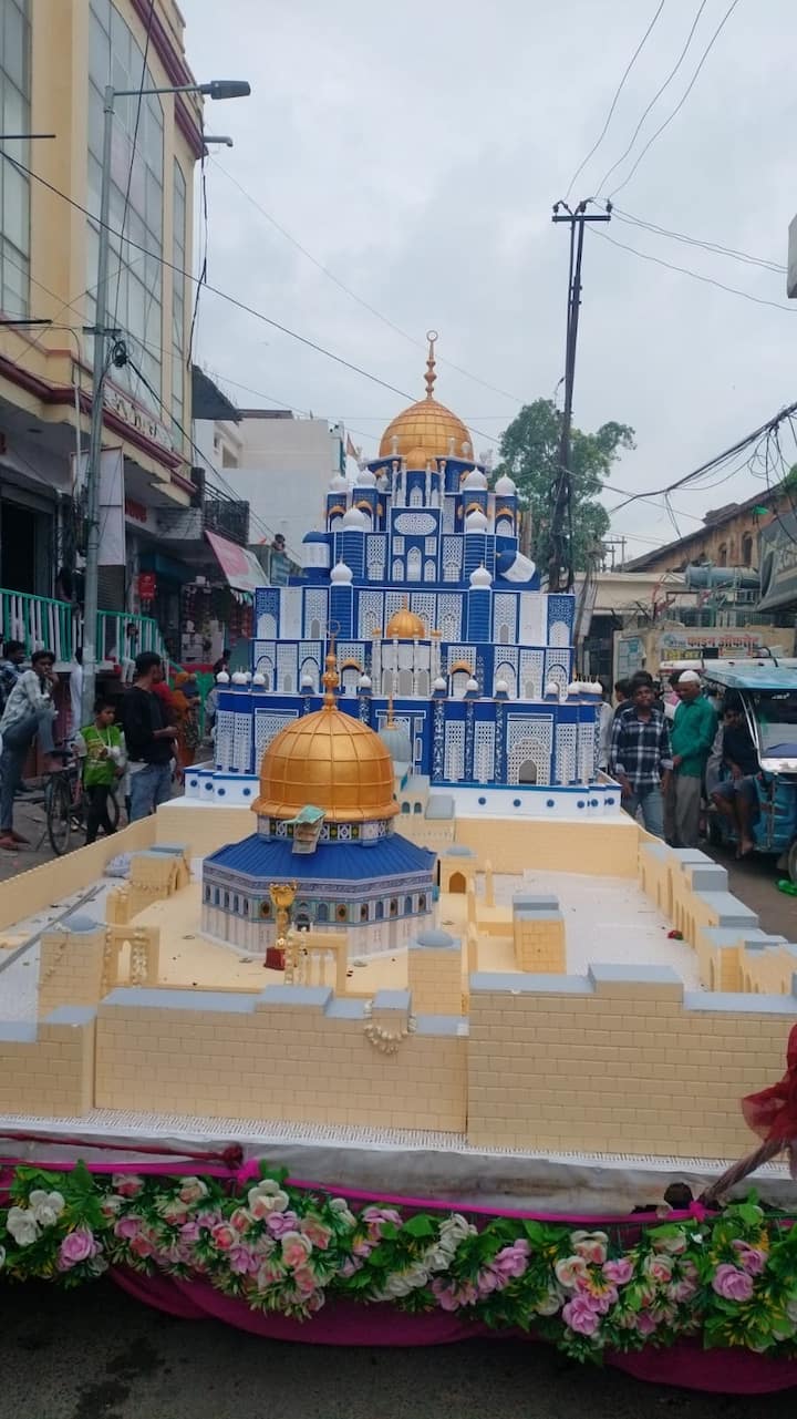 मुहर्रम की दसवीं तारीख को शहीद-ए-आजम हजरत सैयदना इमाम हुसैन व उनके जानिसारों की शहादत को याद करते हुए सुबह से ही ताजियों के निकलने का सिलसिला शुरु हुआ जो सारी रात तक चलता रहा.