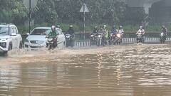 दिल्ली में झमाझम बारिश के साथ गर्मी से मिली राहत, कई इलाकों में भरा पानी, सामने आईं तस्वीरें