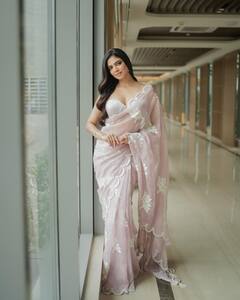 Malavika Mohanan Photos : மெழுகு சிலை போல் காட்சியளிக்கும் மாளவிகா மோகனன்!