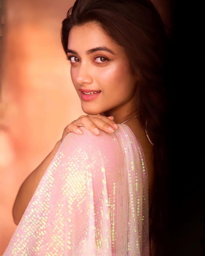 జాన్వి కపూర్ టాలీవుడ్ లో అడుగుపెట్టిందో లేదో...ఒక్క సినిమా అయినా రిలీజ్ కాకముందే వరుస ఆఫర్స్ అందుకుంది. ఎన్టీఆర్ దేవర మూవీ కాకుండా మరో రెండు ప్రాజెక్టులకు గ్రీన్ సిగ్నల్ ఇచ్చింది..ఇప్పుడు ఇదే రూట్లో ఉంది బచ్చన్ బ్యూటీ భాగ్యశ్రీ