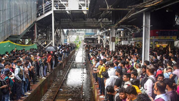 রেলের তরফে জানানো হয়েছে, শেওড়াফুলি  ও তারকেশ্বরর  মধ্যে ইএমইউ স্পেশাল ট্রেনগুলি শেওড়াফুলি থেকে সকাল ০৬:৫৫, ০৯:২০, ১৬:২০ এবং ১৯:৪০-এ ছাড়বে। তারকেশ্বরে পৌঁছবে যথাক্রমে সকাল ০৭:৪৫, ১০:১৫, ১৭:১০ এবং ২০:৩০-এ পৌঁছাবে।
