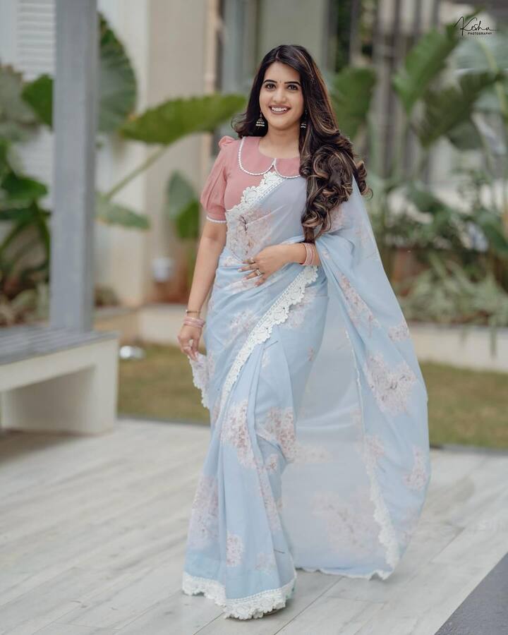ప్రస్తుతం ఈ ఫోటోలు సోషల్ మీడియాలో బాగా వైరల్ అవుతున్నాయి. Photo Credit: ravanthi_chokarapu/Instagram