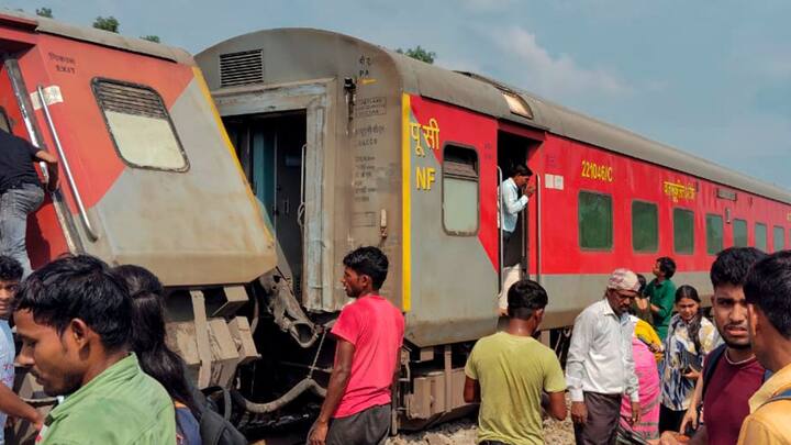 ঝিলাহি এবং গোসাই স্টেশনের মাঝে এই দুর্ঘটনা ঘটেছে। খবর পেয়েই ঘটনাস্থলে পৌঁছন রেলের আধিকারিকরা।  উদ্ধারকার্য শুরু হয়েছে। বাড়তি উদ্ধারকারী দলও পাঠানো হয়েছে গোরক্ষপুর থেকে।