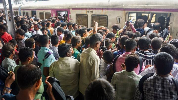 উল্টো পথে, তারকেশ্বর  থেকে শেওড়াফুলি ইএমইউ স্পেশাল ট্রেনগুলি সকাল ০৫:৫৫, ০৮:১০, ১৪:৫০ এবং ১৮:৪০-এ ছেড়ে শেওড়াফুলিতে যথাক্রমে সকাল ০৬:৪৫, ০৯:০৩, ১৫:৪০ এবং ১৯:৩০-এ পৌঁছাবে।