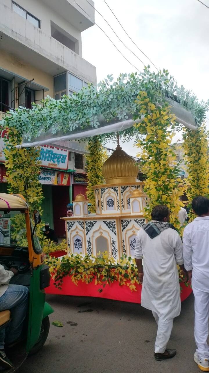 जुलूस में शामिल अलम, सद्दे, ऊंट, घोड़े भी लोगों को अपनी ओर खींचने में कामयाब रहे. जुलूस का कई जगह स्वागत किया गया. बेहतरीन ताजिया, जुलूस व अखाड़ों को पुरस्कृत किया गया. मियां बाज़ार स्थित इमामबाड़ा मेले में खूब चहल-पहल रही. सड़कें अकीदतमंदों से पटी नजर आईं. देर रात तक हलुआ पराठा वगैरा की दुकानें खुली रहीं.