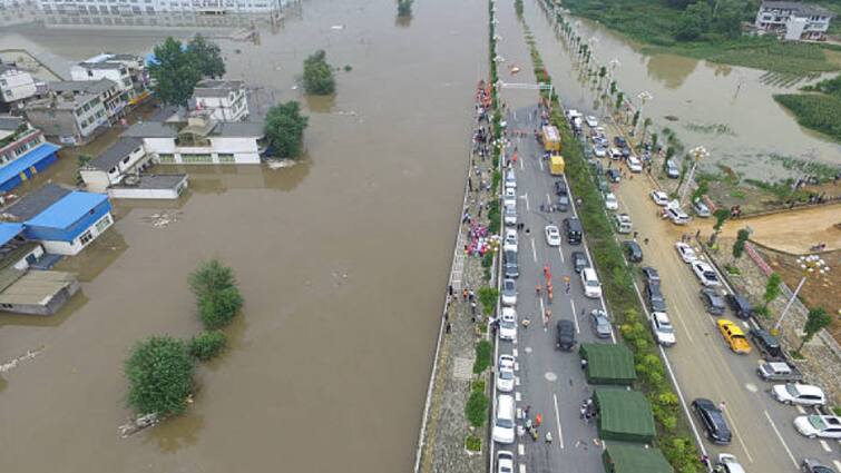 China Flood 2024 : संकट में चीन, देश में चारों तरफ भरा है पानी, 24 घंटे में हो गई पूरे साल की बारिश China Flood 2024 dangerous situation after heavy rain in China one year rain in last 24 hours beijing alert issue China Flood 2024 : संकट में चीन, देश में चारों तरफ भरा है पानी, 24 घंटे में हो गई पूरे साल की बारिश