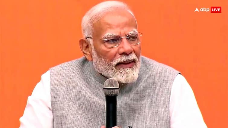 PM Narendra Modi meet bjp workers remembers old days says i work here just like you all at party headquarter 'आपकी तरह मैं भी यहां करता था काम', बीजेपी ऑफिस में कार्यकर्ताओं से बोले पीएम मोदी