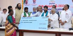 In Pics: రైతు రుణమాఫీని ప్రారంభించిన సీఎం, లబ్ధిదారులకు చెక్కులు - ఫోటోలు