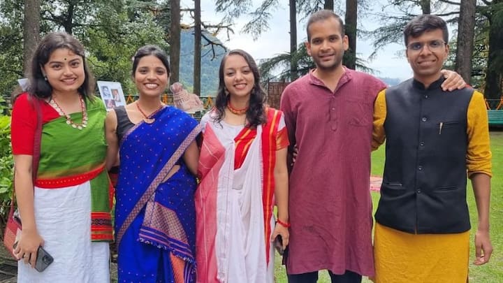 ২০১৯ সালে তাঁর ঠাকুমাও মারা যান। মানসিকভাবে খানিক ভেঙে পড়েছিলেন অংশিকা। কিন্তু হাল ছাড়েননি।  ছবি- ইনস্টাগ্রাম