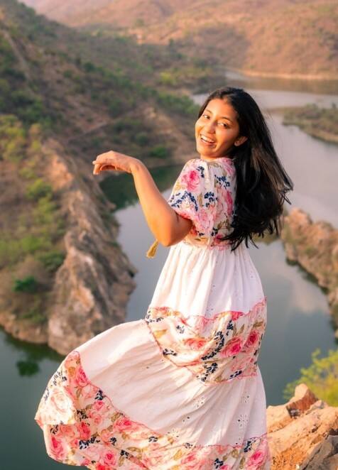 ਡੂੰਘੀ ਖੱਡ 'ਚ ਜਾ ਡਿੱਗੀ ਮਸ਼ਹੂਰ ਹਸਤੀ, ਅਚਾਨਕ ਵਾਪਰਿਆ ਹਾਦਸਾ