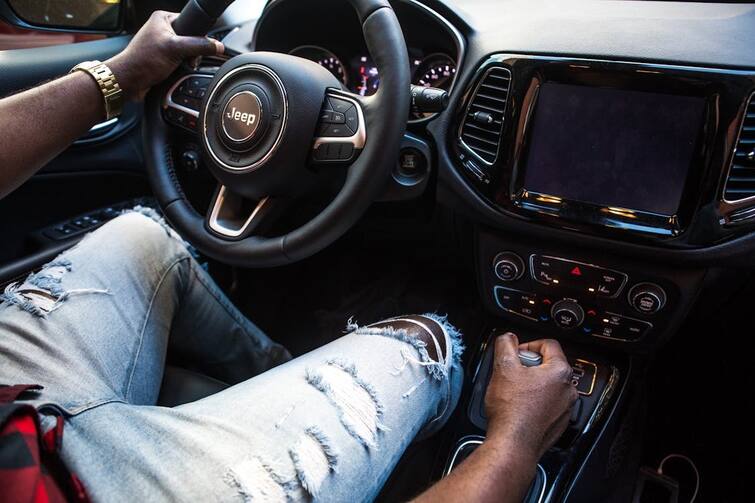 Car Driving : கார் ஓட்டும் போது செய்ய கூடாத விஷயங்கள்!