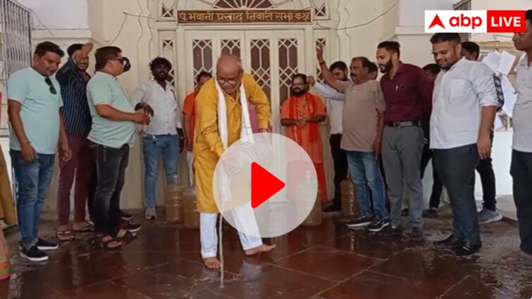 Jabalpur nagar nigam Shuddhikaran by BJP councillors after Digvijaya Singh Arrival ANN Watch: दिग्विजय सिंह के आने पर BJP पार्षदों ने नगर निगम सदन का किया शुद्धिकरण, प्रयागराज से मंगाया गंगाजल