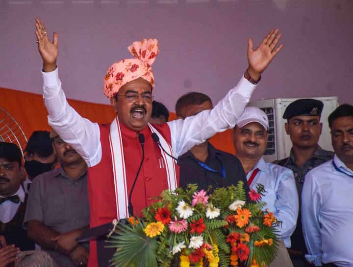 केपी मौर्य सिर्फ बयानबाजी तक ही नहीं रुके. उन्होंने इसके बाद बीजेपी चीफ जेपी नड्डा से नई दिल्ली में बंद कमरे में मुलाकात की. दोनों के बीच लगभग एक घंटे तक बात हुई.