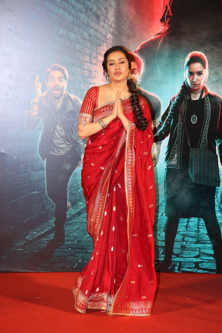 माथे पर लाल बिंदी लगाए, चोटी बांधे और कानों में झुमके सजाए एक्ट्रेस अपना देसी लुक फ्लॉन्ट करती दिखाई दीं.