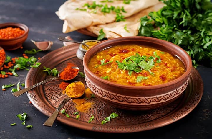 पण, तुम्हाला माहीत आहे का, जेवणाशी संबंधितसुद्धा शुभ-अशुभ घटनांचे संकेत मिळतात. जेवणात वारंवार केस आढळणं याच्याशी संबंधितसुद्धा एक संकेत आहे.