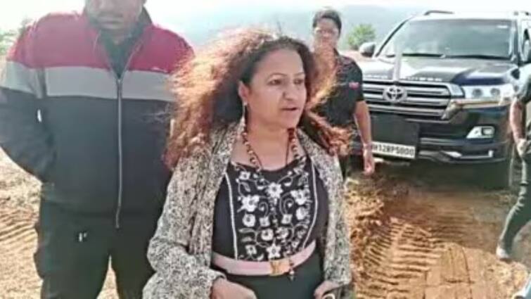 IAS officer Puja Khedkars gun-toting mother Manorama Khedkar detained by Pune police in mahad hotel Manorama Khedkar Arrest:  पुण्यातील बंगल्याला कुलूप अन्... मनोरमा खेडकरला महाडमधील 'त्या' हॉटेलमधून पोलिसांनी केलं अटक