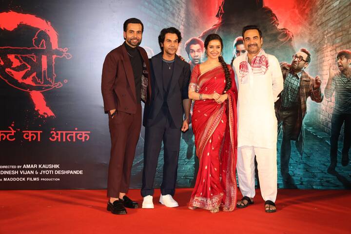 पंकज त्रिपाठी की बात करें तो 'स्त्री 2' के ट्रेलर लॉन्च में वे बेहद सिंपल दिखे. वे व्हाइट कुर्ता पायजामा के साथ गमछा लटकाए दिखाई दिए.