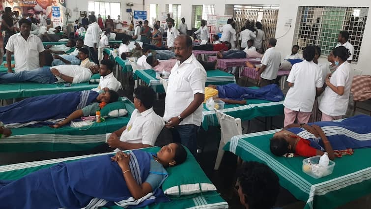 TVK President vijay birthday Celebration More than 1000 people donate blood in Salem - TNN TVK Blood Camp: தவெக தலைவர் விஜய் பிறந்தநாள் விழா - சேலத்தில் 1000க்கும் மேற்பட்டோர் ரத்த தானம்