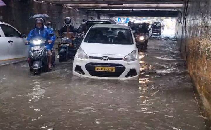 मुंबईत सध्या जोरदार पाऊस सुरु आहे. अनेक ठिकाणी रस्त्यांवर पाणी साचलं आहे.