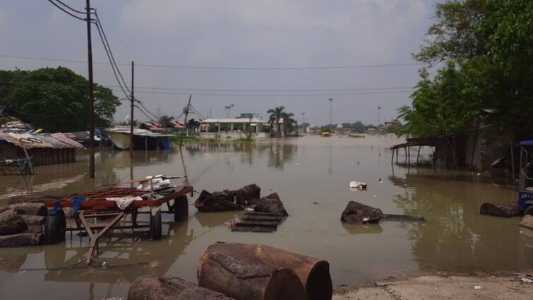 Gorakhpur Flood Condition rivers Water level Rises 55 villages and 50 thousand people affected ann UP Flood News: गोरखपुर में नदियों का बढ़ा जलस्तर, 55 गांव में घुसा बाढ़ का पानी, 50 हजार लोग प्रभावित