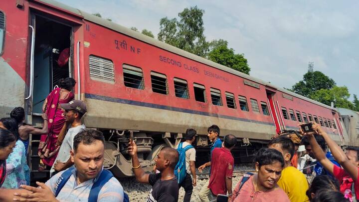 ঠিক কী কারণে এই দুর্ঘটনা ঘটল, এখনও পর্যন্ত জানা যায়নি। তবে দুর্ঘটনার কারণ জানতে তদন্ত শুরু হয়েছে। কিন্তু আরও এক ট্রেন দুর্ঘটনার জেরে রেলযাত্রার নিরাপত্তা নিয়ে প্রশ্ন উঠছে।