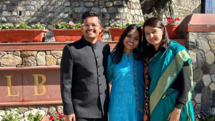 তাঁর ঠাকুমাই চাইতেন যেন অংশিকা বড় হয়ে সিভিল সার্ভেন্ট হন, বলা যায় অংশিকার ইউপিএসসির প্রস্তুতি নেওয়ার অনুপ্রেরণাই ছিলেন ঠাকুমা।    ছবি- ইনস্টাগ্রাম