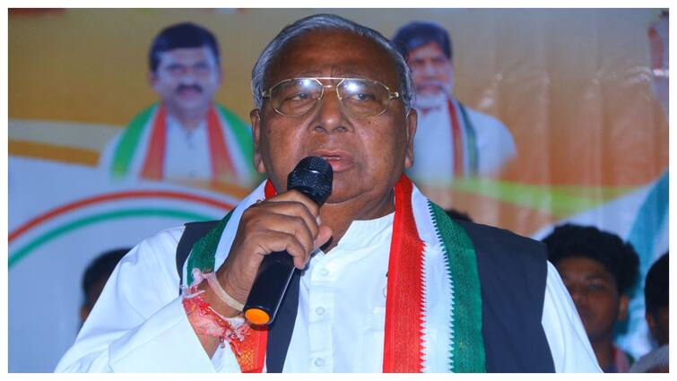 Congress leader V Hanumantha Rao attack on Yogi government Support Akhileh yadav 'मुश्किल में है योगी सरकार...'वी हनुमंत राव ने अखिलेश के दावों का समर्थन करते हुए साधा निशाना