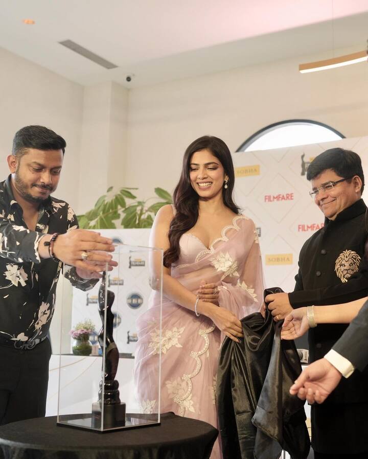 பெங்களூரில் நடந்த இந்த விருது விழாவில் எடுத்த புகைப்படங்களை இன்ஸ்டாவில் பதிவிட்டுள்ளார்.