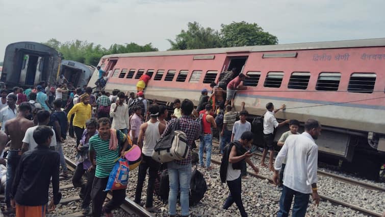 Dibrugarh express Train Derail in Gonda Uttar Pradesh More Details Awaited Dibrugarh Express Derailed: यूपी के गोंडा में बड़ा ट्रेन हादसा, पटरी से उतरे डिब्रूगढ़ एक्सप्रेस के 10 डिब्बे, 2 की मौत, कई घायल