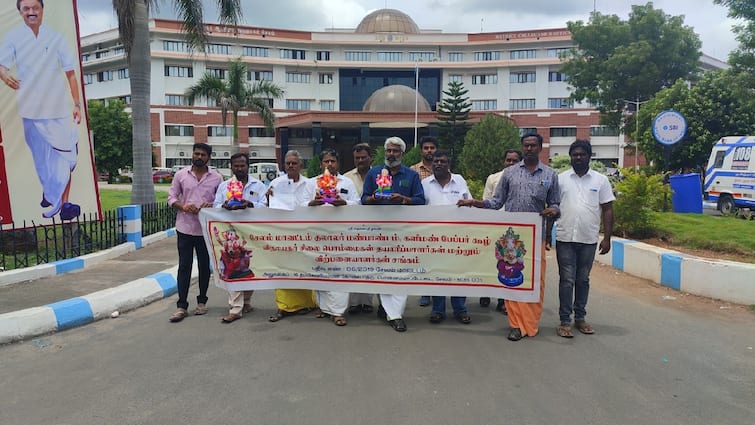 Vinayagar Chaturthi 2024 Idol Makers in Salem Request Ban on Plaster of Paris Vinayagar Idols TNN Vinayagar Chaturthi 2024: 'பிளாஸ்டர் ஆஃப் பாரிஸ்' விநாயகர் சிலைகளுக்கு தடை விதியுங்கள் - சிலை தயாரிப்பாளர்கள் கோரிக்கை