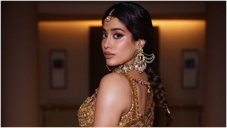 Janhvi Kapoor Opens Up About Her First Heartbreak Says but the same person came back Janhvi Kapoor Opens Up About Her First Heartbreak, Says ‘The Same Person Came Back…’