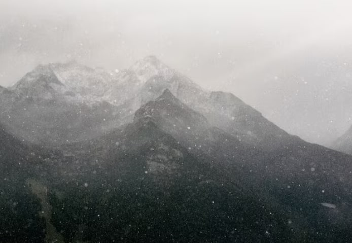 बरसात के मौसम में आपको उत्तराखंड जैसी कुछ जगहों पर जाने से बचना चाहिए। यहां हमेशा बादल फटने का डर बना रहता है।