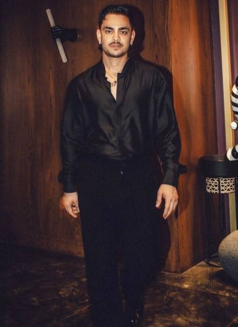 ਈਸ਼ਾਨ ਕਿਸ਼ਨ ਨੂੰ ਨੇਪਾਲ ਦਾ ਕਪਤਾਨ ਬਣਨ ਦੀ ਪੇਸ਼ਕਸ਼ ਸੋਸ਼ਲ ਮੀਡੀਆ ਅਤੇ ਰਿਪੋਰਟਾਂ ਦੀ ਮੰਨੀਏ ਤਾਂ ਨੇਪਾਲ ਕ੍ਰਿਕਟ ਬੋਰਡ ਨੇ ਖੱਬੇ ਹੱਥ ਦੇ ਵਿਕਟਕੀਪਰ ਬੱਲੇਬਾਜ਼ ਈਸ਼ਾਨ ਕਿਸ਼ਨ ਨੂੰ ਨੇਪਾਲ ਦੀ ਰਾਸ਼ਟਰੀ ਕ੍ਰਿਕਟ ਟੀਮ ਦਾ ਕਪਤਾਨ ਬਣਨ ਦੀ ਪੇਸ਼ਕਸ਼ ਕੀਤੀ ਹੈ। ਅਜਿਹੇ 'ਚ ਅਟਕਲਾਂ ਲਗਾਈਆਂ ਜਾ ਰਹੀਆਂ ਹਨ ਕਿ ਜੇਕਰ ਭਾਰਤੀ ਕ੍ਰਿਕਟ ਕੰਟਰੋਲ ਬੋਰਡ ਉਸ ਨੂੰ ਟੀਮ ਇੰਡੀਆ ਦੇ ਸੈਂਟਰਲ ਕੰਟਰੈਕਟ 'ਚ ਸ਼ਾਮਲ ਨਹੀਂ ਕਰਦਾ ਅਤੇ ਇਸ ਸੈਸ਼ਨ 'ਚ ਰਣਜੀ ਟਰਾਫੀ 'ਚ ਬਿਹਤਰ ਪ੍ਰਦਰਸ਼ਨ ਦੇ ਬਾਵਜੂਦ ਉਸ ਨੂੰ ਟੀਮ 'ਚ ਜਗ੍ਹਾ ਨਹੀਂ ਮਿਲਦੀ। ਫਿਰ ਉਹ ਨੇਪਾਲ ਜਾਣ ਦਾ ਫੈਸਲਾ ਕਰ ਸਕਦੇ ਹਨ।