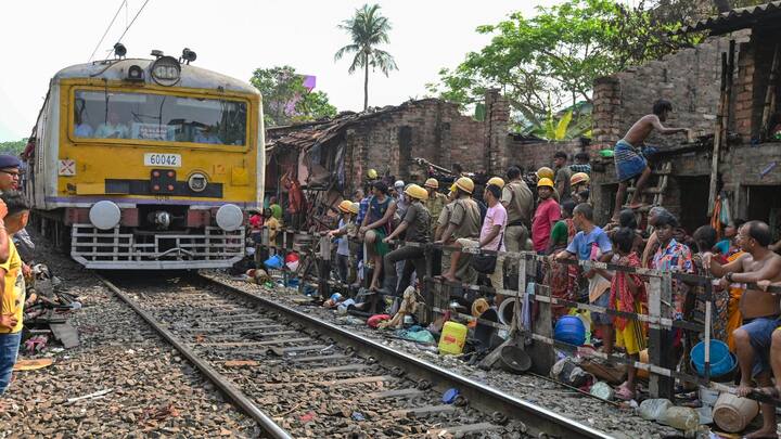 শ্রাবণ মাস মানেই তারকেশ্বরে ভক্ত সমাগম। শিব দর্শনের জন্য বিভিন্ন প্রান্ত থেকে হাজির হন ভক্তরা। এবার তাঁদের পাশে দাঁড়ানোর উদ্যোগ নিল পূর্ব রেল।