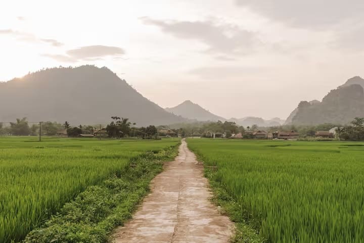 ऐसा कहा जाता है कि जब पांडवों ने स्वर्ग जाने के लिए इस गांव में सरस्वती नदी को पार करने के लिए कहा, तो उन्होंने इनकार कर दिया। उस समय भीम ने नदी पर बड़े-बड़े पत्थर रखवाए, जिससे बना पुल अब भीम पुल के नाम से जाना जाता है।