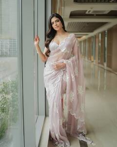 Malavika Mohanan Photos : மெழுகு சிலை போல் காட்சியளிக்கும் மாளவிகா மோகனன்!