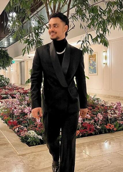 ਟੀਮ ਇੰਡੀਆ 'ਚ ਵਾਪਸੀ ਦੀ ਤਿਆਰੀ ਕਰ ਰਹੇ ਈਸ਼ਾਨ ਕਿਸ਼ਨ ਈਸ਼ਾਨ ਨੇ ਦੱਖਣੀ ਅਫਰੀਕਾ ਦੇ ਦੌਰੇ ਤੋਂ ਅਚਾਨਕ ਟੀਮ ਇੰਡੀਆ ਨੂੰ ਛੱਡ ਦਿੱਤਾ ਸੀ ਅਤੇ ਵਾਪਸ ਆ ਗਏ ਸਨ। ਇਸ ਤੋਂ ਬਾਅਦ ਟੀਮ ਇੰਡੀਆ ਦੇ ਤਤਕਾਲੀ ਮੁੱਖ ਕੋਚ ਰਾਹੁਲ ਦ੍ਰਾਵਿੜ ਨੇ ਉਨ੍ਹਾਂ ਨੂੰ ਰਣਜੀ 'ਚ ਹਿੱਸਾ ਲੈਣ ਦੀ ਸਲਾਹ ਦਿੱਤੀ। ਹਾਲਾਂਕਿ ਕੁਝ ਦਿਨਾਂ ਬਾਅਦ ਈਸ਼ਾਨ ਨੂੰ ਸਾਬਕਾ ਕਪਤਾਨ ਐੱਮਐੱਸ ਧੋਨੀ ਨਾਲ ਦੁਬਈ 'ਚ ਪਾਰਟੀ ਕਰਦੇ ਦੇਖਿਆ ਗਿਆ। ਇਸ ਤੋਂ ਬਾਅਦ ਬੀਸੀਸੀਆਈ ਨੇ ਉਸ ਨੂੰ ਕੇਂਦਰੀ ਕਰਾਰ ਤੋਂ ਬਾਹਰ ਕਰ ਦਿੱਤਾ ਸੀ। ਅਤੇ ਬਾਅਦ ਵਿੱਚ ਬੀਸੀਸੀਆਈ ਨੇ ਇੱਕ ਨੋਟਿਸ ਜਾਰੀ ਕੀਤਾ ਕਿ ਜੇਕਰ ਖਿਡਾਰੀ ਰਾਸ਼ਟਰੀ ਟੀਮ ਦੇ ਨਾਲ ਨਹੀਂ ਹਨ ਤਾਂ ਉਹ ਰਣਜੀ ਵਿੱਚ ਹਿੱਸਾ ਲੈਣਗੇ। ਅਜਿਹੇ 'ਚ ਈਸ਼ਾਨ ਫਿਲਹਾਲ ਘਰੇਲੂ ਕ੍ਰਿਕਟ ਦੇ ਜ਼ਰੀਏ ਟੀਮ 'ਚ ਵਾਪਸੀ ਕਰਨ ਦੀ ਕੋਸ਼ਿਸ਼ 'ਚ ਹੈ।