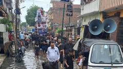 गोरखपुर: गंदे पानी के बीच से होकर गुजरा मुहर्रम का जुलूस, फूटा लोगों का गुस्सा
