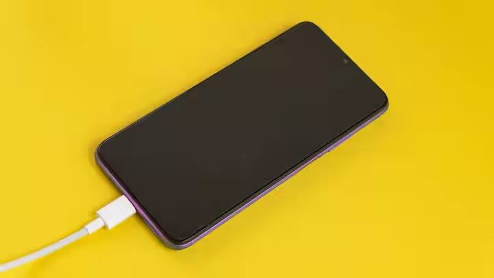 આ એટલા માટે છે કારણ કે OLED અને AMOLED સાથે આવતા સ્માર્ટફોનની બેટરી ઝડપથી ઉતરી જાય છે.