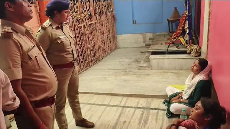 Bihar Bhagalpur Police officer Kiran Soni beat up girlfriend who was sit at her lover house high voltage drama Sexual abuse ann Bihar News: प्रेमी के घर धरना पर बैठी युवती की जमकर पिटाई, बाल पकड़कर घसीटा, महिला पुलिस ऑफिसर पर पीड़िता का आरोप