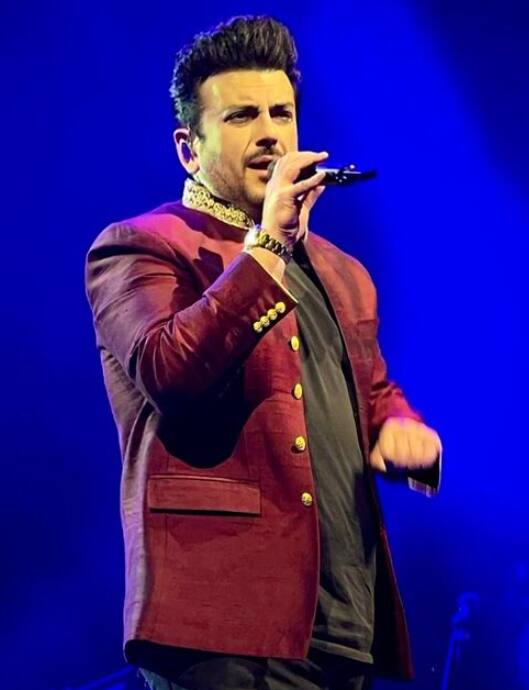 अदनान सामी के वजन घटाने की जर्नी तो जगजाहिर है. कभी 230 किलो वजन वाले अदनान ने दृढ़ संकल्प और डॉक्टर की सहायता से लगभग 130 किलो वजन कम किया है.