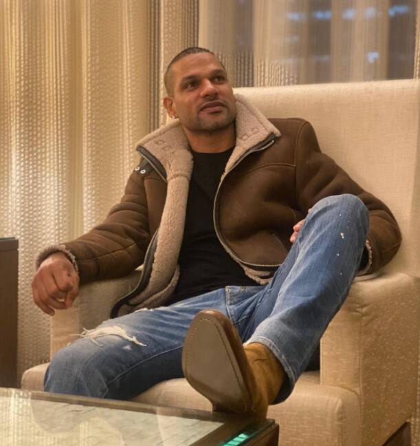 शिखरने 2009 साली मेलबर्नमध्ये आयशा मुखर्जीसोबत साखरपुडा केला होता.त्यानंतर 2012 साली या जोडीने लग्न केलं.शिखर आणि आयशा यांना एक मुलगा आहे. शिखर आणि आयशा यांनी 11 वर्षांनंतर विभक्त होण्याचा निर्णय घेतला.2023 साली शिखरने आयशा मुखर्जीपासून घटस्फोट घेतला.(p.c shikhardofficial)