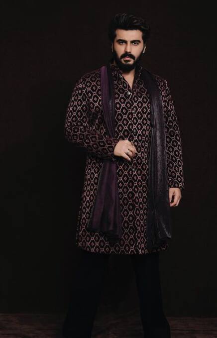 अर्जुन कपूर का वजन कभी 140 किलो हुआ करता था. इश्कजादे में डेब्यू से पहले उन्होंने कड़ी ट्रेनिंग और सख्त डाइट के जरिए लगभग 50 किलो वजन घटाया.