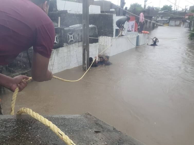 fire department rescued 11 people who were trapped in the farm area In Porbandar Porbandar Rain: પોરબંદરમાં ફાયર વિભાગે જીવના જોખમે વાડી વિસ્તારમાં ફસાયેલા 11 લોકોનું રેસ્ક્યૂ કર્યું