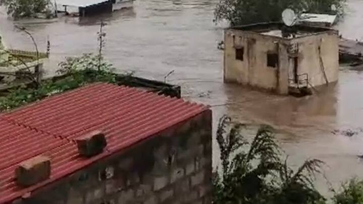 જૂનાગઢ જિલ્લામાં સાર્વત્રિક વરસાદ વરસ્યો હતો. ધોધમાર વરસાદને પગલે વંથલી, મેંદરડા, કેશોદ તાલુકામાં જળબંબાકારની સ્થિતિ સર્જાઇ હતી. કેશોદના ઈટાળી ગામમાં મૂશળધાર વરસાદથી ઘૂંટણસમા પાણી ભરાતા લોકોને હાલાકીનો સામનો કરવો પડી રહ્યો છે.