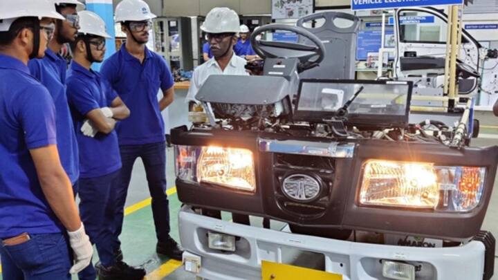 लेकिन योजना में लाभ लेने के लिए युवाओं को फैक्ट्री में 1 साल तक अप्रेंटिस करनी होगी. उसे दौरान सरकार द्वारा लाभ दिया जाएगा.