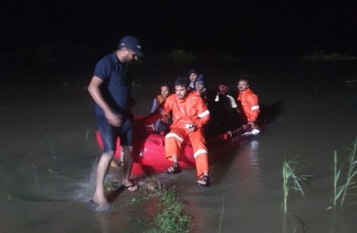 Porbandar Rain: પોરબંદરમાં ફાયર વિભાગે જીવના જોખમે વાડી વિસ્તારમાં ફસાયેલા 11 લોકોનું રેસ્ક્યૂ કર્યું